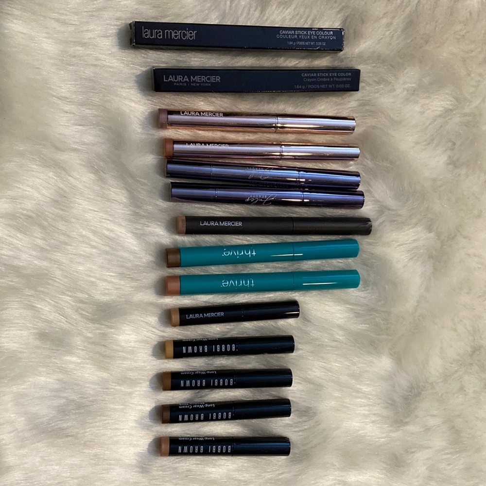 Lot of cream shadow sticks.